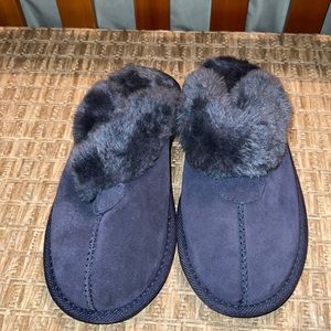 NWOT. Women’s Sherpa Clog Slippers.